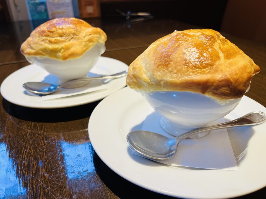 キノコのパイ包み焼きスープ（2 人前）